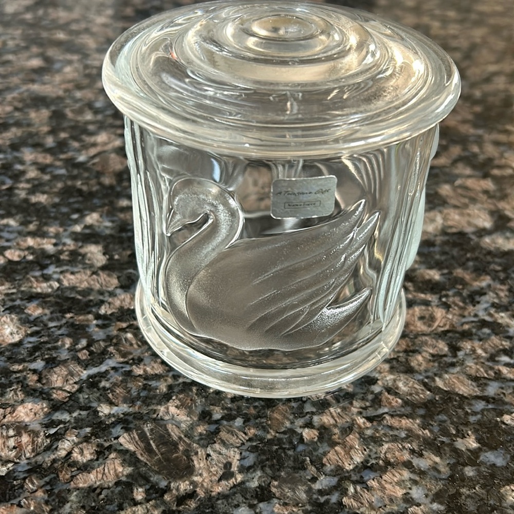 VINTAGE GLORIA VANDERBILT EMBOSSED GLASS SWAN JAR WITH LID